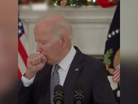 Biden, cuprins de un acces de tuse în timpul unei declarații. ”Am un nepoțel care a răcit și îi place să-l pupe pe bunicul”
