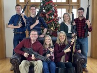 Un congresman american a postat o poză de Crăciun cu membrii familiei înarmați, la câteva zile după masacrul din Michigan