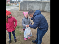 Un deputat și-a donat indemnizația către 600 de copii nevoiași, care au primit dulciuri de Moș Nicolae