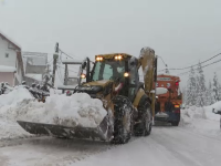 Pe Transalpina ninge încontinuu de 2 zile, iar drumarii abia fac față stratului de zăpadă. ”Nu pot să ies de aici!”