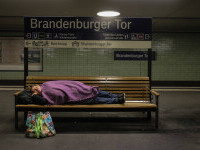 Oamenii străzii din Berlin trebuie să prezinte certificatul verde pentru a putea dormi la metrou