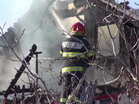 Un bărbat din Bacău a rămas pe drumuri după ce și-a dat foc la casă din greșeală