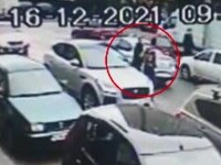 Doi șoferi din Iași și-au împărțit pumni și picioare în trafic. Bătaia a fost surprinsă de camerele de supraveghere din zonă