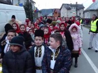 Peste 150 de copii, îmbrăcați în straie de sărbătoare, au colindat pe ulițele din Căianul Mic. Toți banii vor fi donați