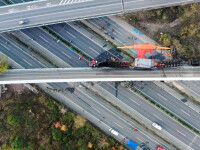 FOTO&VIDEO. Patru oameni au murit în China, după ce un pod s-a prăbușit peste o autostradă