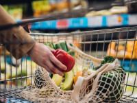 Studiu: Consumatorii din întreaga lume se aşteaptă la cheltuieli mai mari pentru alimente în următoarele 6 luni