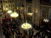 Credincioșii se adună în biserici pentru a se spovedi înainte Nașterii Domnului. La Iași, se împărtășesc cu aceeași lingură