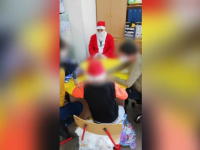 Polițiștii din Cluj-Napoca l-au ajutat pe Moș Crăciun să aducă daruri copiilor cu deficiențe de auz