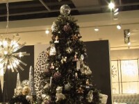 Bradul negru de Crăciun, noua propunere a designerilor din Beverly Hills