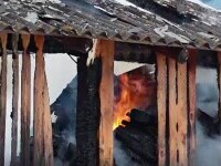 O magazie a fost mistuită de flăcări în Bistrița-Năsăud, după ce o afumătoare a luat foc