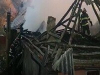 Incendiu puternic în județul Argeș. Acoperișul casei unui bătrân de 84 de ani a fost cuprins de flăcări