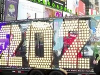 New York-ul e gata pentru Revelion. În Time Square s-a aprins panoul cu cifrele care vor anunța trecerea în 2022