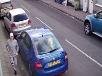 VIDEO Momentul în care un criminal aleargă pe stradă cu o furcă în mână înainte să-și ucidă victima
