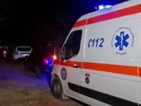 Un bărbat cu probleme psihice a murit după ce s-a aruncat de la etaj cu un copil în brațe, în Vâlcea