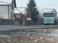 Locuințele a zeci de oameni din județul Cluj sunt în pericol de a fi distruse de traficul mașinilor de mare tonaj