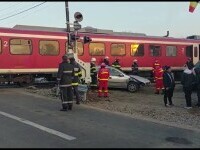 Trei persoane au scăpat cu viață după ce mașina în care se aflau a fost lovită în plin de un tren, în Dâmbovița