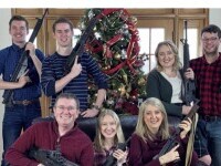 Un membru al Congresului SUA a făcut publică imaginea cu el și membrii familiei, înarmați cu toții lângă bradul de Crăciun