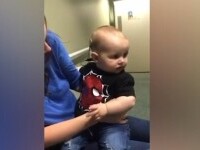 Momentul emoționant în care un bebeluș de nouă luni aude pentru prima dată vocea părinților. Copilul se născuse surd