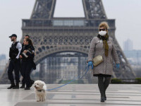 Masca devine din nou obligatorie pe străzile din Paris
