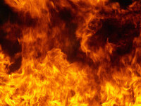 O casă din județul Mureș a ars ca o torță. Un bărbat și fiica lui au suferit arsuri grave pe tot corpul