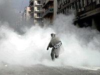 Zeci de oameni au atacat, sâmbătă noapte, o secție de poliție din Atena. 70 de persoane au fost arestate