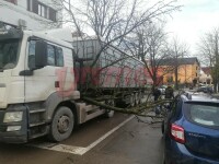 Un TIR din Ucraina a lăsat fără internet un cartier din Vaslui. A avariat și două mașini