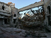 „Dansează pe oasele morților”. Teatrul din Mariupol, redeschis de Rusia în locul masacrului