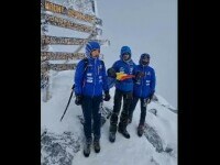 Steagul României a ajuns de 1 Decembrie pe Vârful Kilimanjaro, purtat de trei sportivi cu dizabilități. Cine sunt temerarii