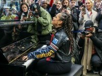 Alicia Keys a cântat la pian într-o gară din Londra