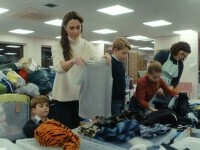rinţesa de Wales şi copiii ei împachetează pungi de cadouri
