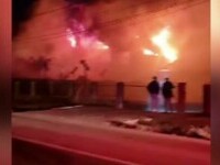 Două case din Târgu Trotuş, Bacău, mistuite de un incendiu. Proprietar: Am luat copiii și am fugit în pijamale”