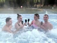Cum petrec turiștii care fac Revelionul în Poiana Brașov: la piscina încălzită, de afară