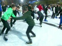 Distracție pe gheață, la Iași. Sute de oameni au luat cu asalt patinoarul, la deschidere