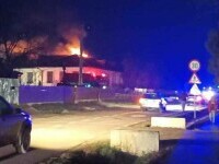 Incendiul unei școli din Botoșani, distrus de flăcări. Fochistul clădirii, transportat la spital după ce s-a intoxicat cu fum