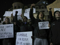 Miting pro-democrație în Piața Universității din București. Sute de oameni participă la un maraton civic despre libertate