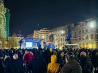 Miting pro-democrație în Piața Universității din București. Sute de oameni participă la un maraton civic despre libertate