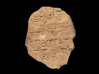 O tăbliță misterioasă îi pune în dificultate pe cercetători. Simbolurile „unice” de pe ea, imposibil de tradus