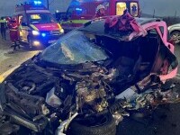 Un șofer de 74 de ani a rămas încarcerat după ce a intrat într-o autoutilitară care circula din sens opus, în județul Cluj
