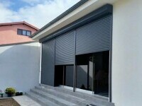 (P) Instalează rulouri exterioare de la V Shades și nu lăsa vântul rece să pătrundă prin ferestre!