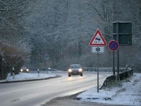 Infotrafic: Circulaţie dificilă în mai multe judeţe. Chiciura sau burniţa vor favoriza formarea gheţuşului sau poleiului