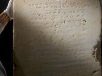 Cu cât a fost vândută și cât cântărește cea mai veche tăbliţă de piatră inscripţionată cu cele zece porunci ale Bibliei