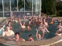 Turiștii au luat cu asalt piscinele exterioare din stațiunile montane. Cât costă intrarea. „E bună pentru organism”