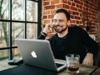 (P) Cum i-au schimbat fațetele dentare viața unui tânăr de 28 de ani?