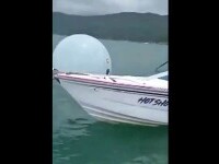 Un copil a fost descoperit în largul mării, într-o sferă transparentă. Cum a ajuns acolo | VIDEO