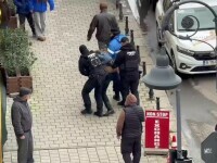 Femeie imobilizată de jandarmi la parada de 1 Decembrie de la Constanța. Devenise recalcitrantă