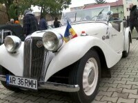 Parada mașinilor retro în centrul Aradului. Automobilul regelui Mihai, alături de o Dacie neagră a Securității