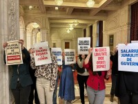 VIDEO. Premierul Ilie Bolojan a fost primit cu huiduieli de angajații din Parlament: ”Ne umilește”, ”nu mai tăcem”