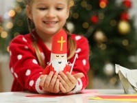 Cum arată Moș Nicolae în alte țări. Adevărata înfățișare a celui care lasă cadouri în ghetuțele copiilor