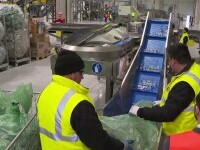 Cei care adună PET-uri pentru RetuRO ajung să câștige și cât un salariu minim pe economie lunar. Românii colectează masiv