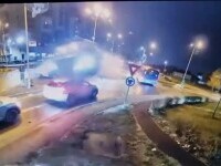 Un bărbat a „zburat” cu mașina pe deasupra unui sens giratoriu din Oradea și s-a izbit de un stâlp | VIDEO